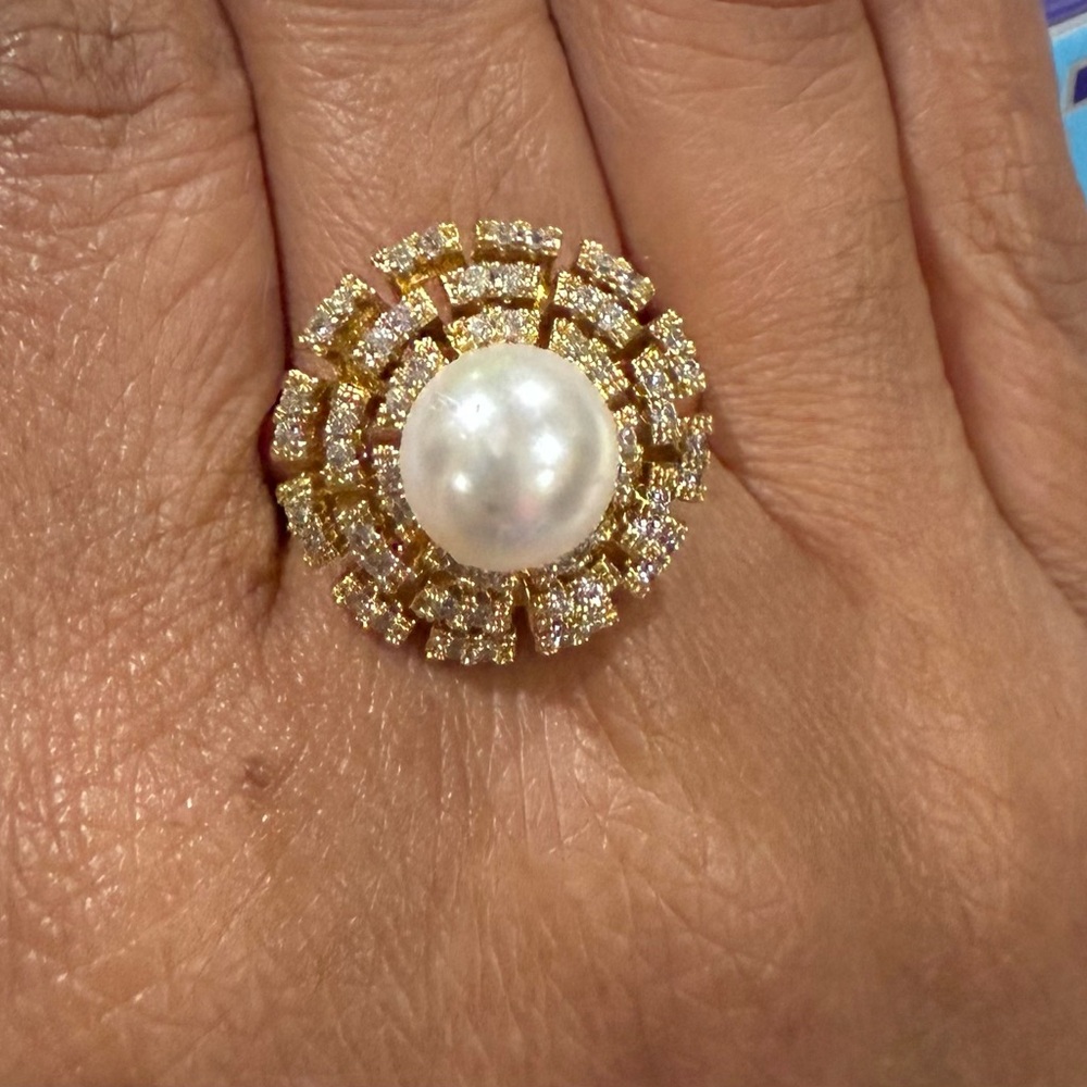 Elegant Gold and Pearl Ring